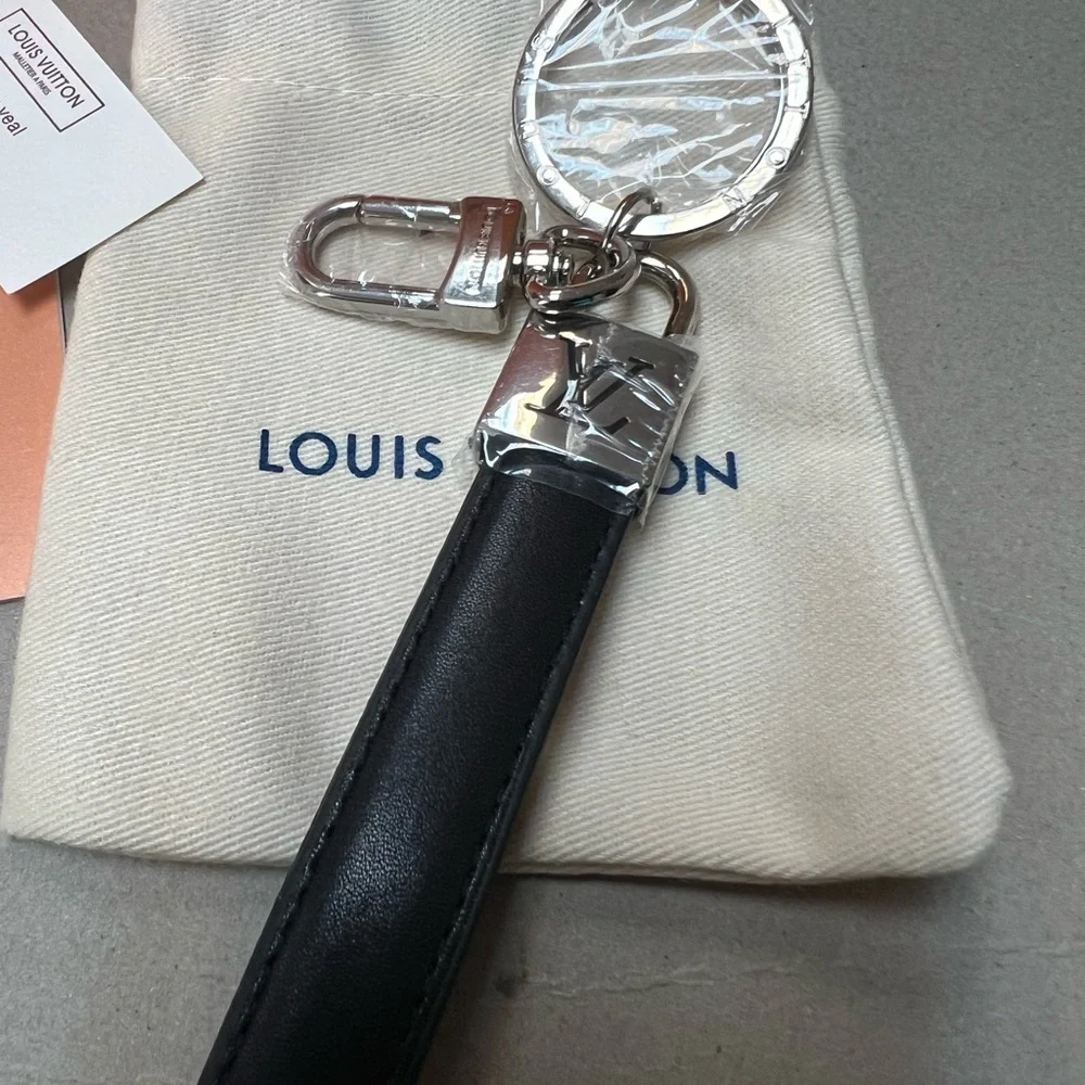 Louis Vuitton Silver and Black Key Holder - Picture 2 of 10